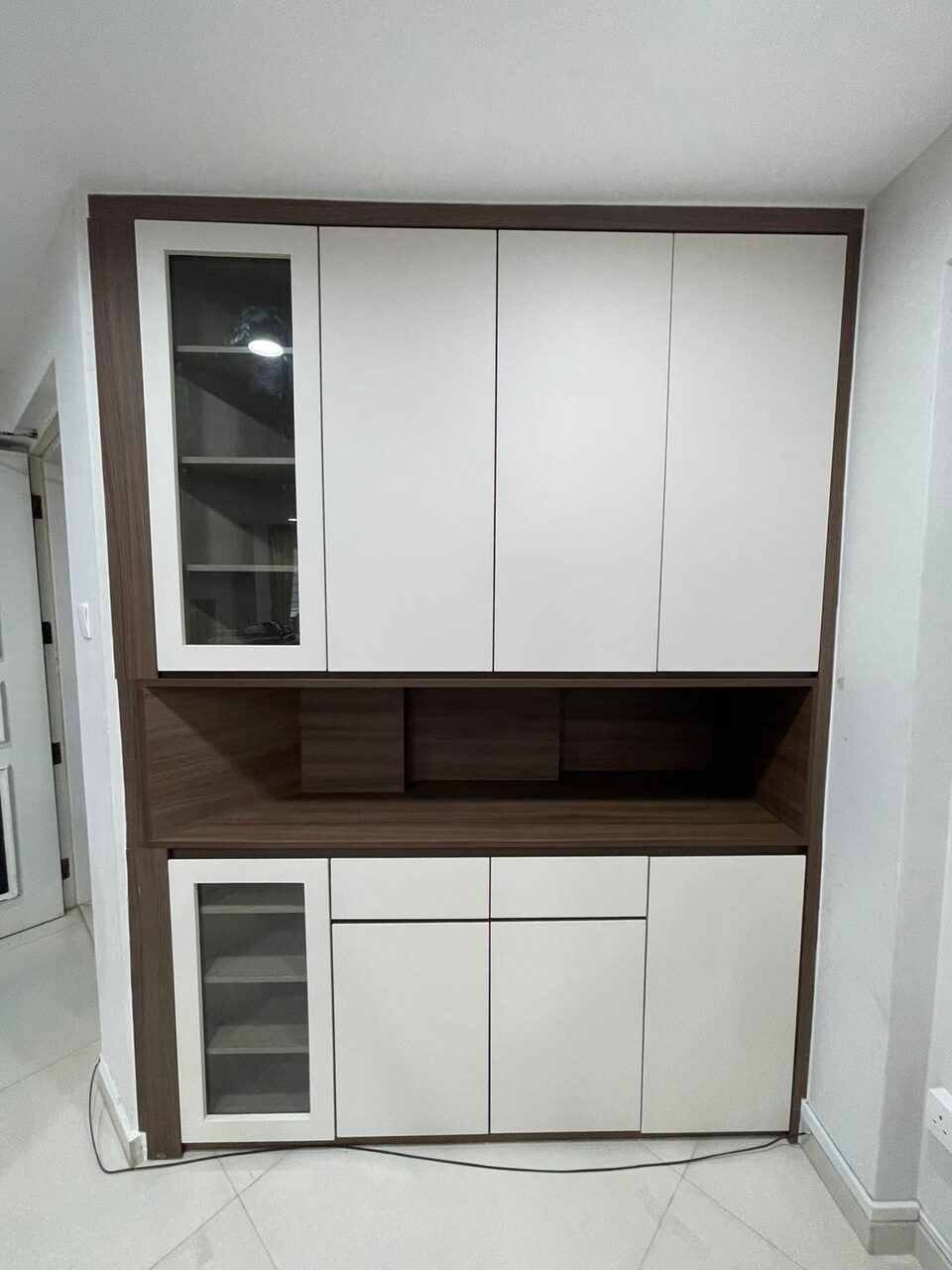 Display hutch, frontal elevation