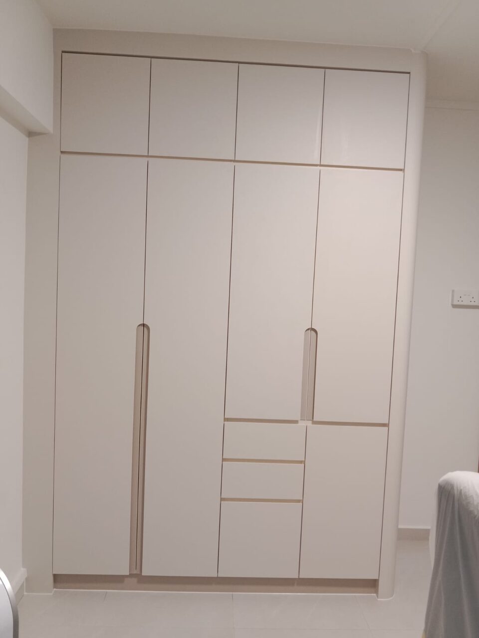 Soft-white finger-pull wardrobe in Jurong West